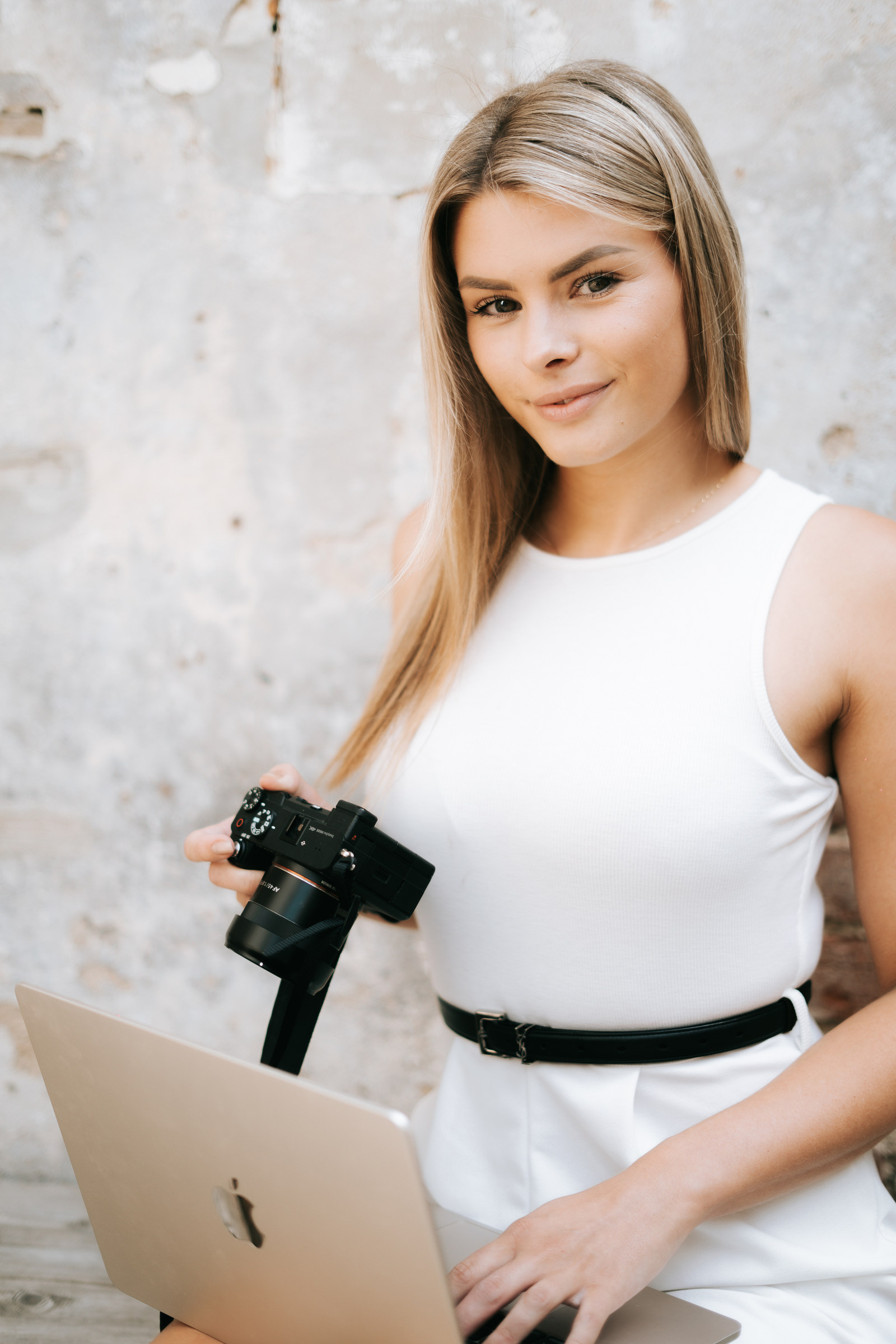 Kateřina Helclová s fotoaparátem a notebookem