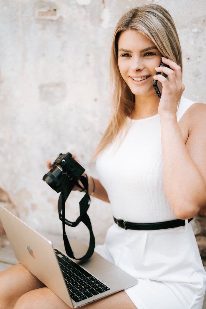 Kateřina Helclová při práci – telefon, fotoaparát a notebook