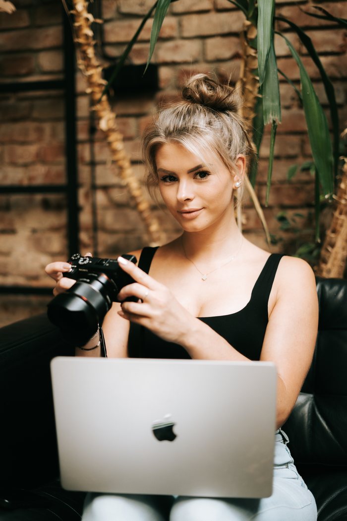 Kateřina Helclová s fotoaparátem