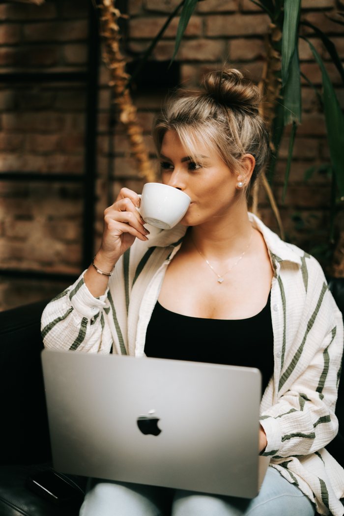 Kateřina Helclová s kávou a notebookem