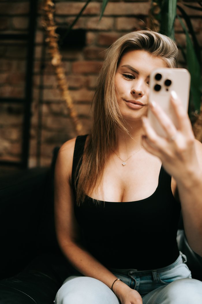 Kateřina Helclová natáčí na telefon