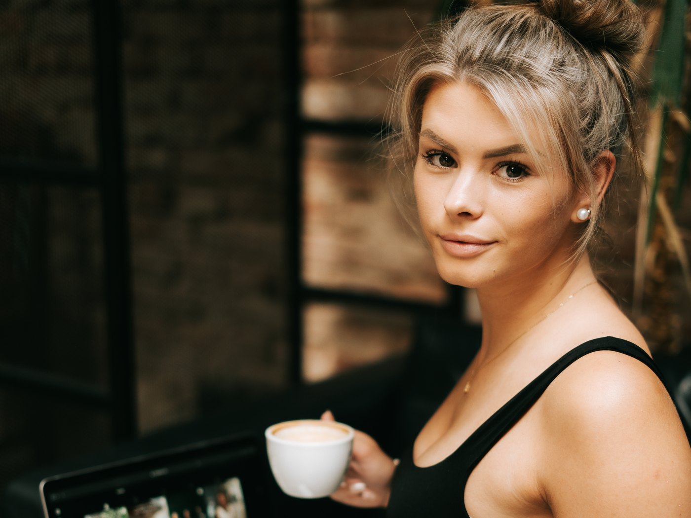 Kateřina Helclová s kávou